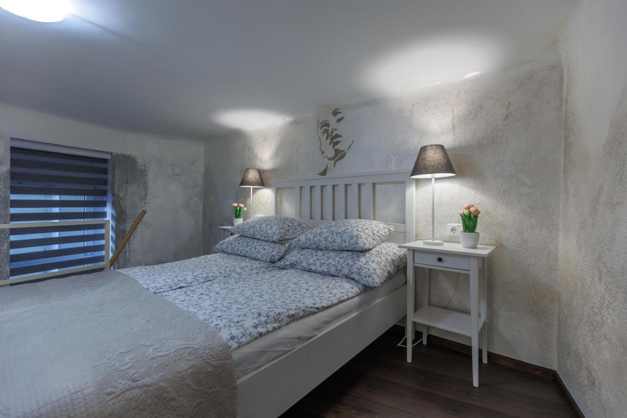 Sleek Minimalist Studio At Inner City Budapest Exterior photo